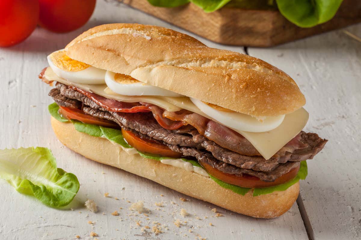 Il chivito può essere arricchito con uova, pancetta e verdure