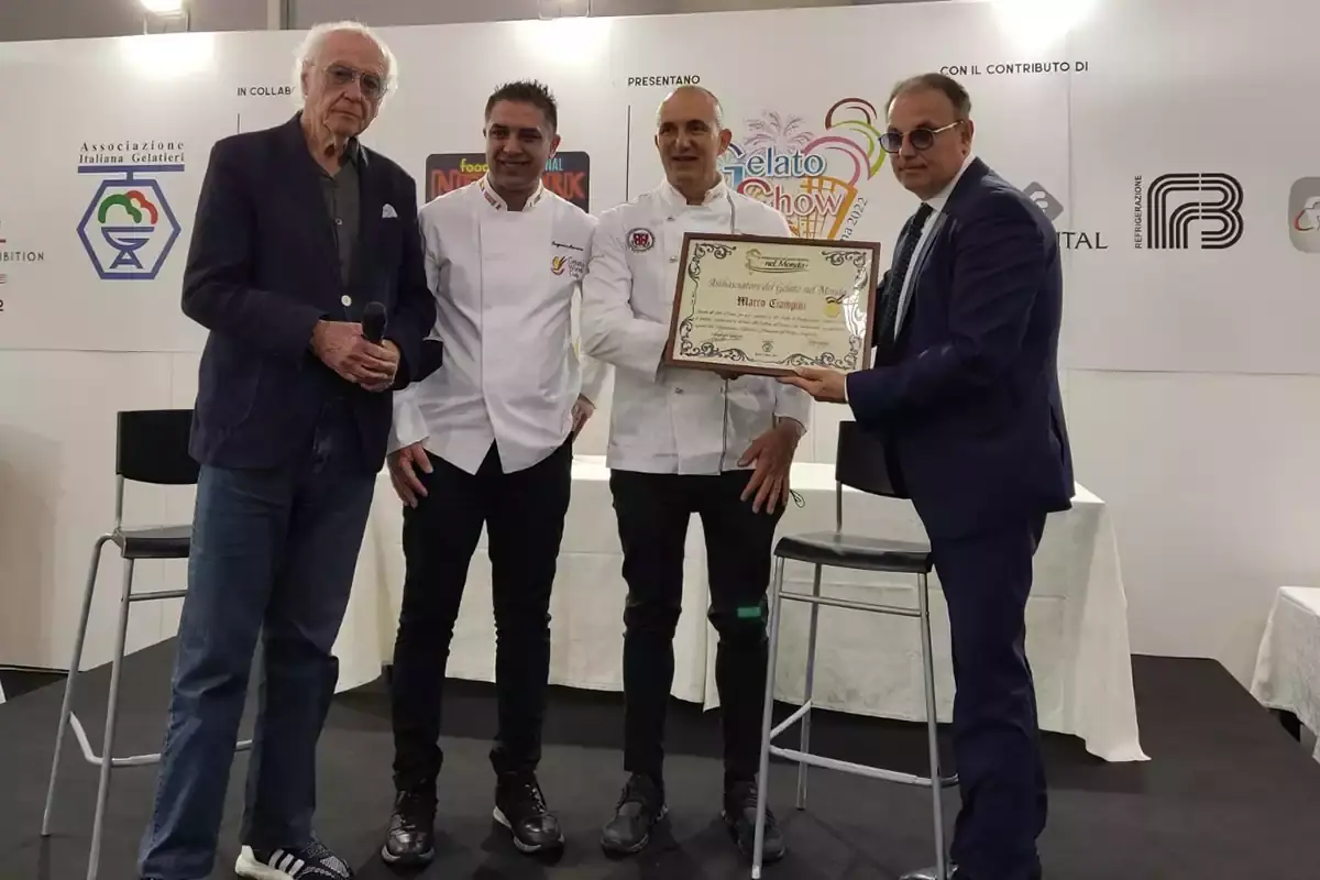 Marco Ciampini mentre riceve l'ambito riconoscimento Marco Ciampini &egrave; Ambasciatore del Gelato nel Mondo