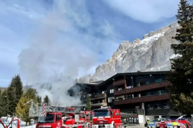 L'incendio e l'intervento dei vigili del fuoco a San Cassiano In fiamme il Ciasa SalaresUn hotel gioiello dell'Alta Badia