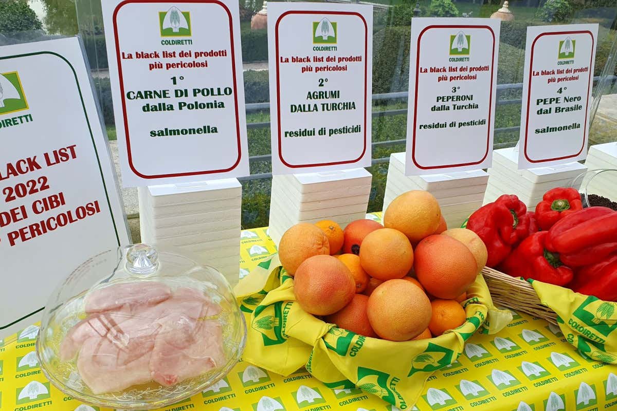 La classifica dei cibi importati in Italia più pericolosi Ecco i 10 cibi più pericolosi sugli scaffali: sono importati