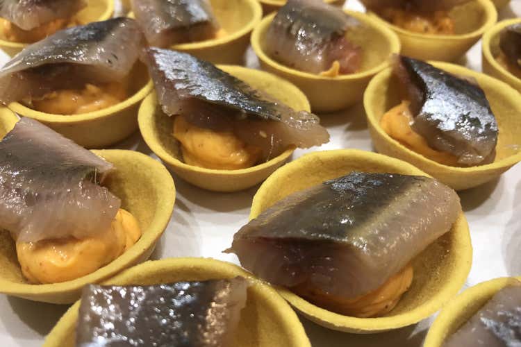 Coupelle con burro montato e sardina affumicata (Cibi rari e preziosi a colazione Longino & Cardenal entra in hotel)