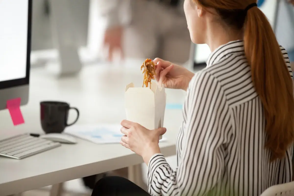 Ritorno in ufficio e disturbi gastrointestinali: i consigli dei medici per stare meglio