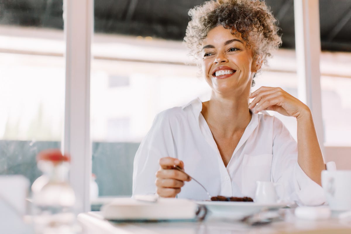 Come il cibo può renderci felici Cinque abitudini a tavola che fanno bene alla nostra mente