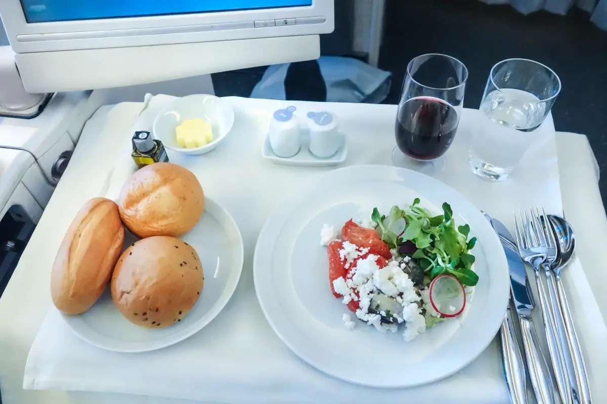Cibo in aereo: perch&eacute; molti lo trovano quasi disgustoso?