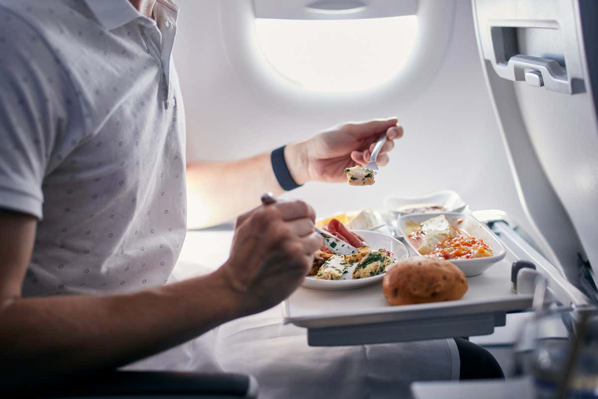 Cibo in aereo: perché molti lo trovano quasi disgustoso?