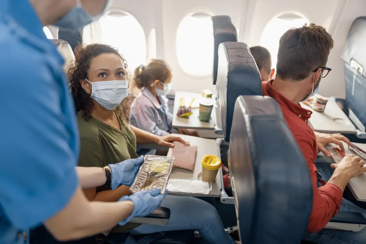 Cibo in aereo: perch&eacute; molti lo trovano quasi disgustoso?