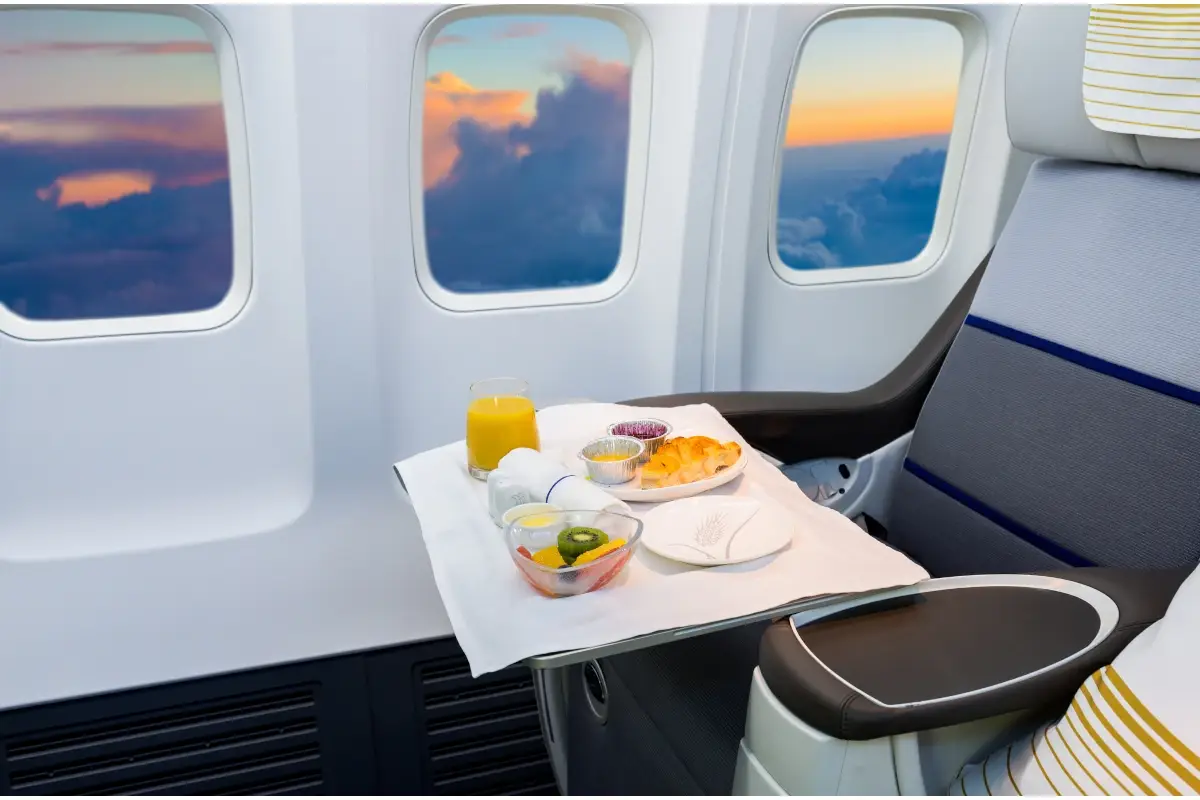 Cibo in aereo: perch&eacute; molti lo trovano quasi disgustoso?