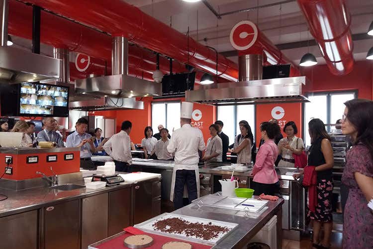 Nelle cucine di Cast Alimenti per iniziare ad avvicinare il gusto italiano (Il cibo unisce Italia e Cina Patto di gusto sulla Via della Seta)