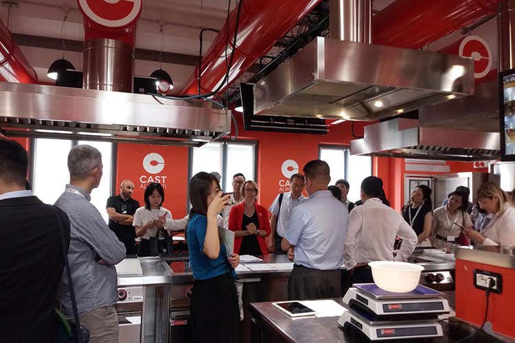 Tanti curiosi presenti all'evento (Il cibo unisce Italia e Cina Patto di gusto sulla Via della Seta)