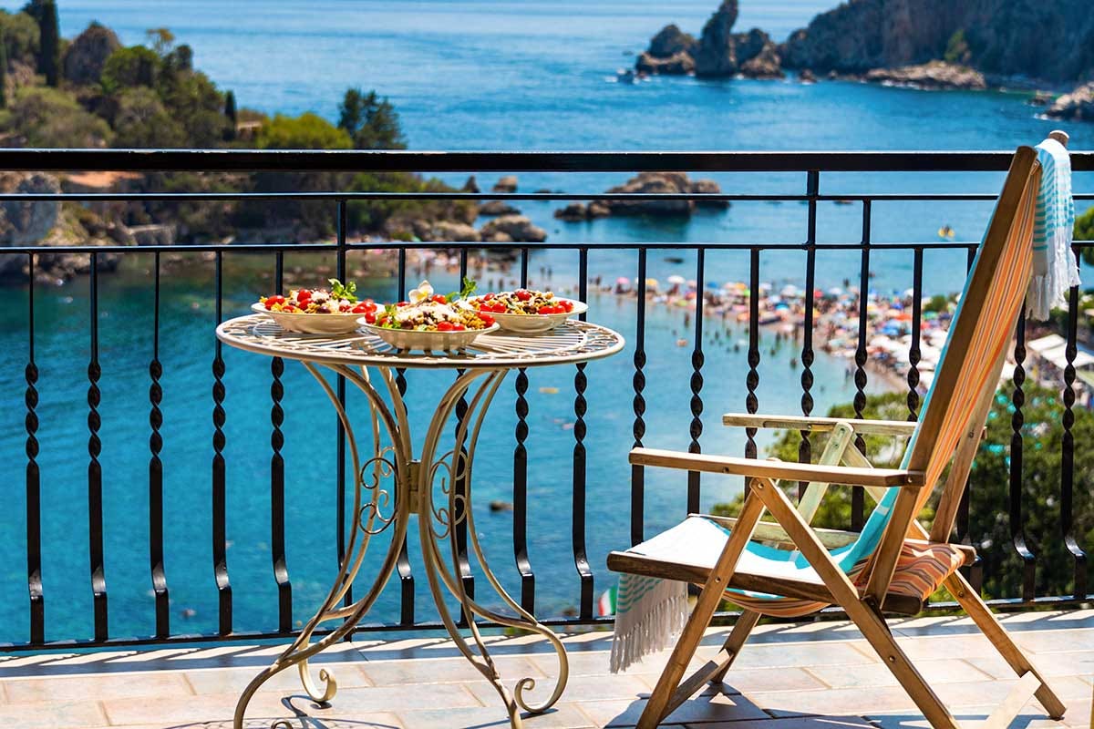 Per Coldiretti, il 65% degli italiani in vacanza ha scelto di mangiare fuori casa durante l'estate 2021 Agosto 2021, boccata d'ossigeno per l'ospitalità: 10 miliardi di incassi