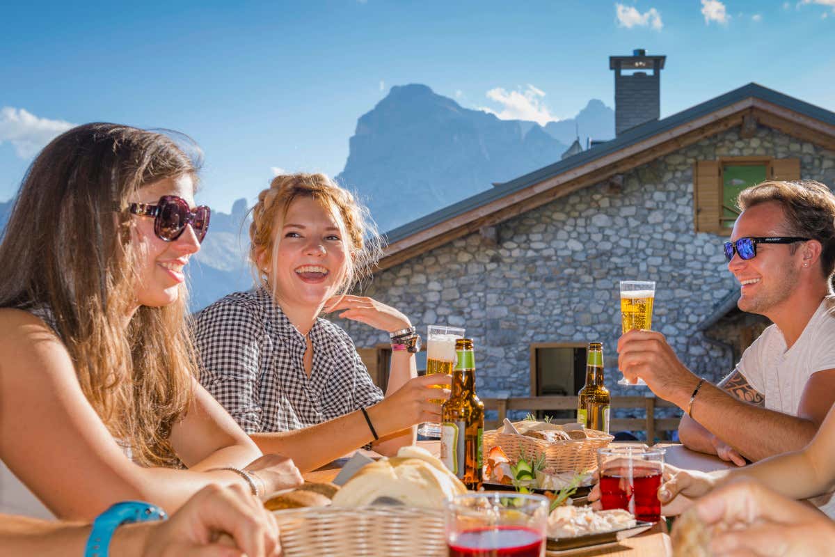 Natura e gastronomia nei rifugi delle Tre Cime (foto Nicola Bombassei) Panorami e sapori delle Tre Cime tra malghe rifugi e bivacchi
