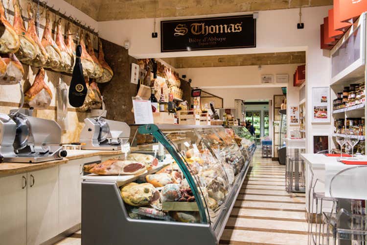 Il bancone del negozio (Cicchelli generi alimentari A Pescara il tempio del buon cibo)