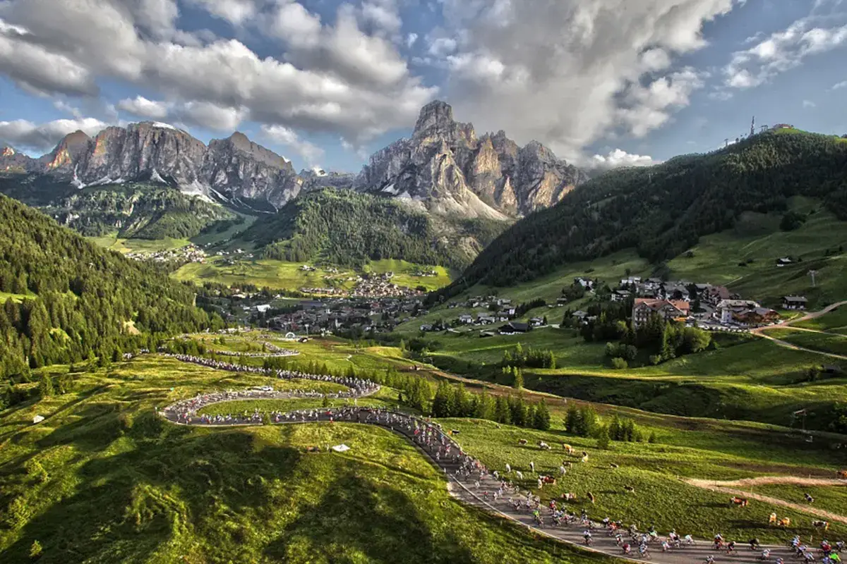 La Maratona delle Dolomiti Boom del cicloturismo: 4,6 miliardi di ricavi. Ma il potenziale &egrave; da 20, servono ciclabili!