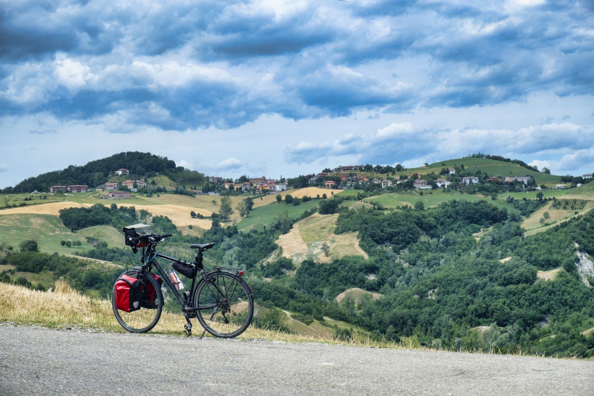 Cicloturismo tra le colline emiliane  Sport natura e avventura: è il momento d'oro della vacanza in bicicletta