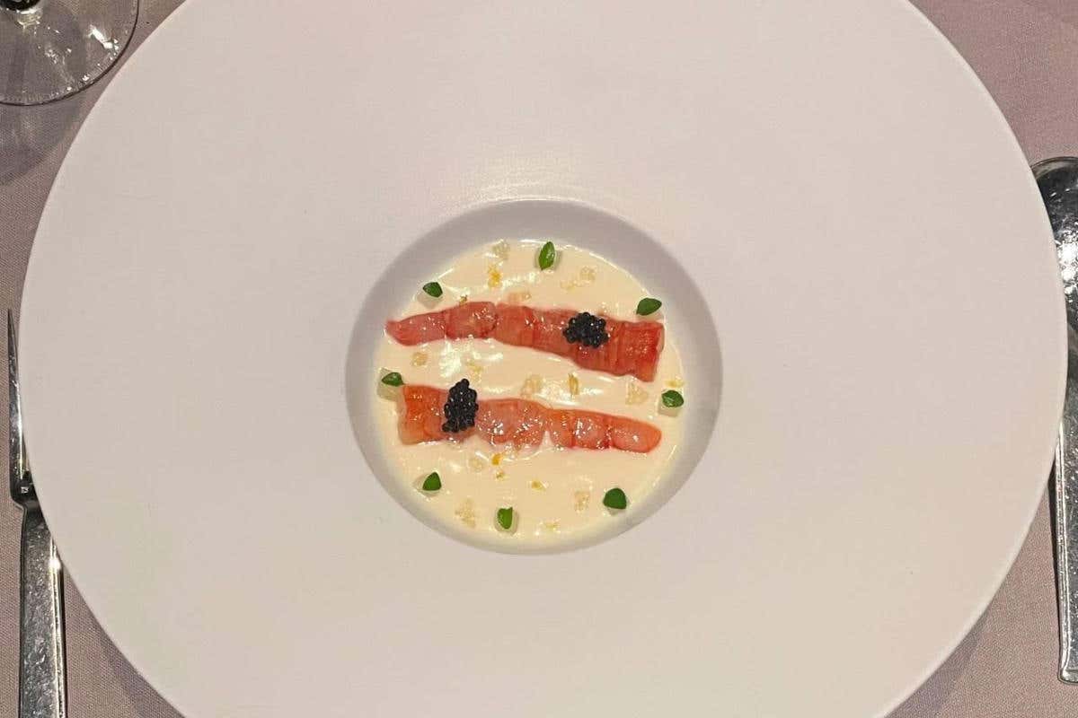 asparagi bianchi, con limone di Sorrento e gambero rosso di Mazara - Fabio Cervia A La Terrazza, l'Armonia dei piatti di Cervio vince anche lo spettacolare panorama