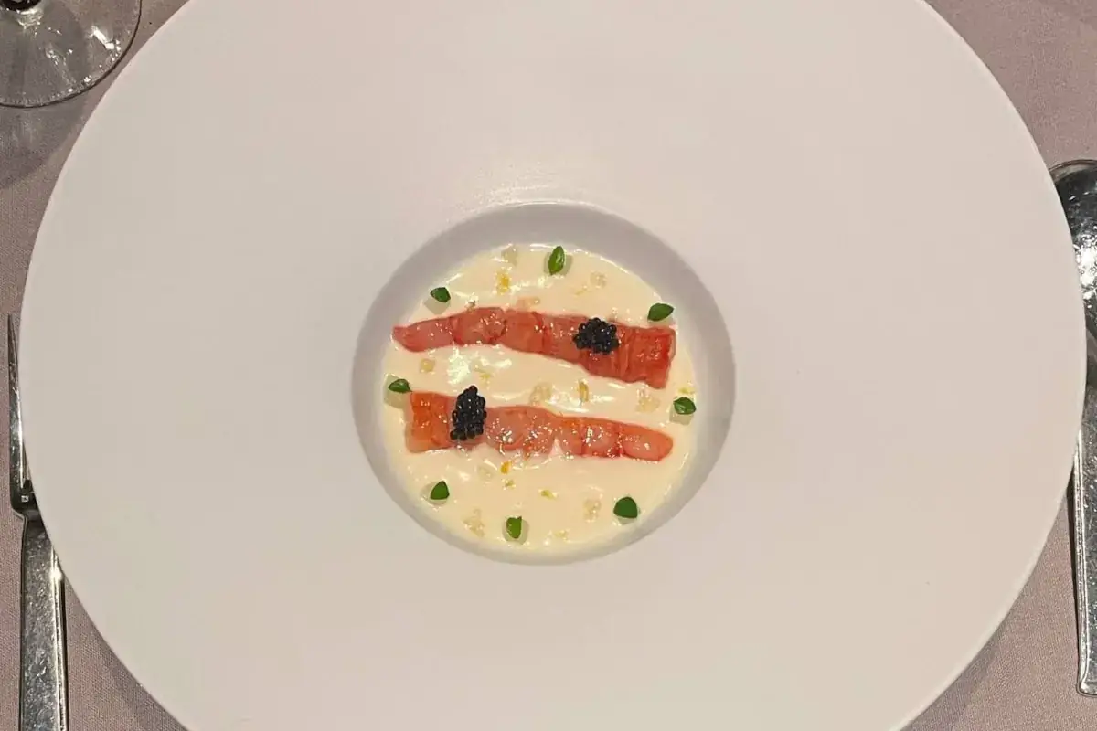 asparagi bianchi, con limone di Sorrento e gambero rosso di Mazara - Fabio Cervia A La Terrazza, l'Armonia dei piatti di Cervio vince anche lo spettacolare panorama