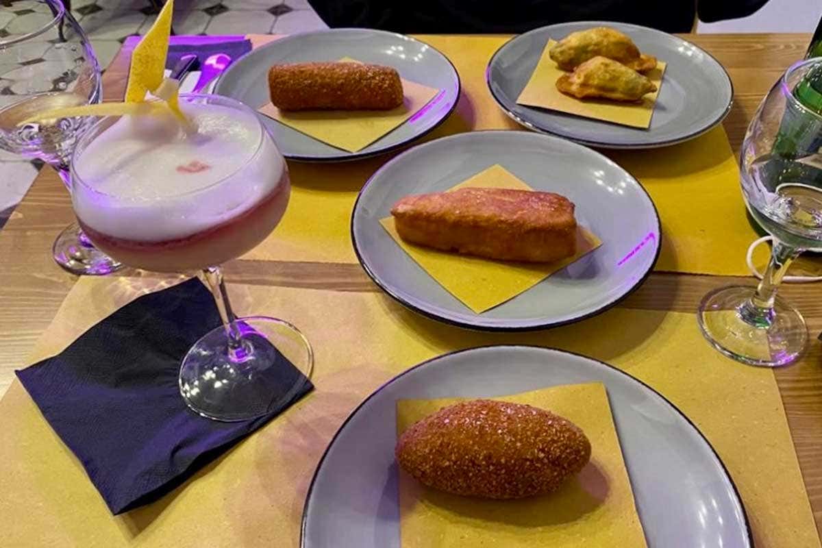 Cocktail, fritti e primi della tradizione romana completano la proposta gastronomica La nuova vita di Cimarra 4, la risto-pizzeria romana con un tocco indiano