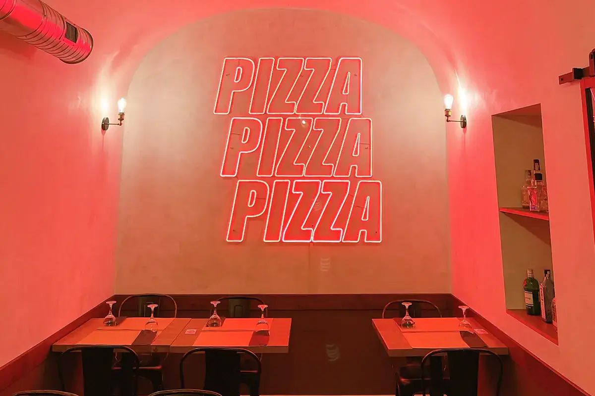 Locale essenziale, proposta ricca da Cimarra 4 a Roma La nuova vita di Cimarra 4, la risto-pizzeria romana con un tocco indiano