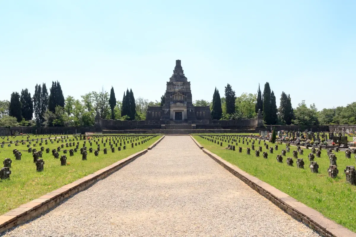 Il cimitero di Crespi d'Adda Halloween in stile italiano: ecco i luoghi da brividi lungo la Penisola