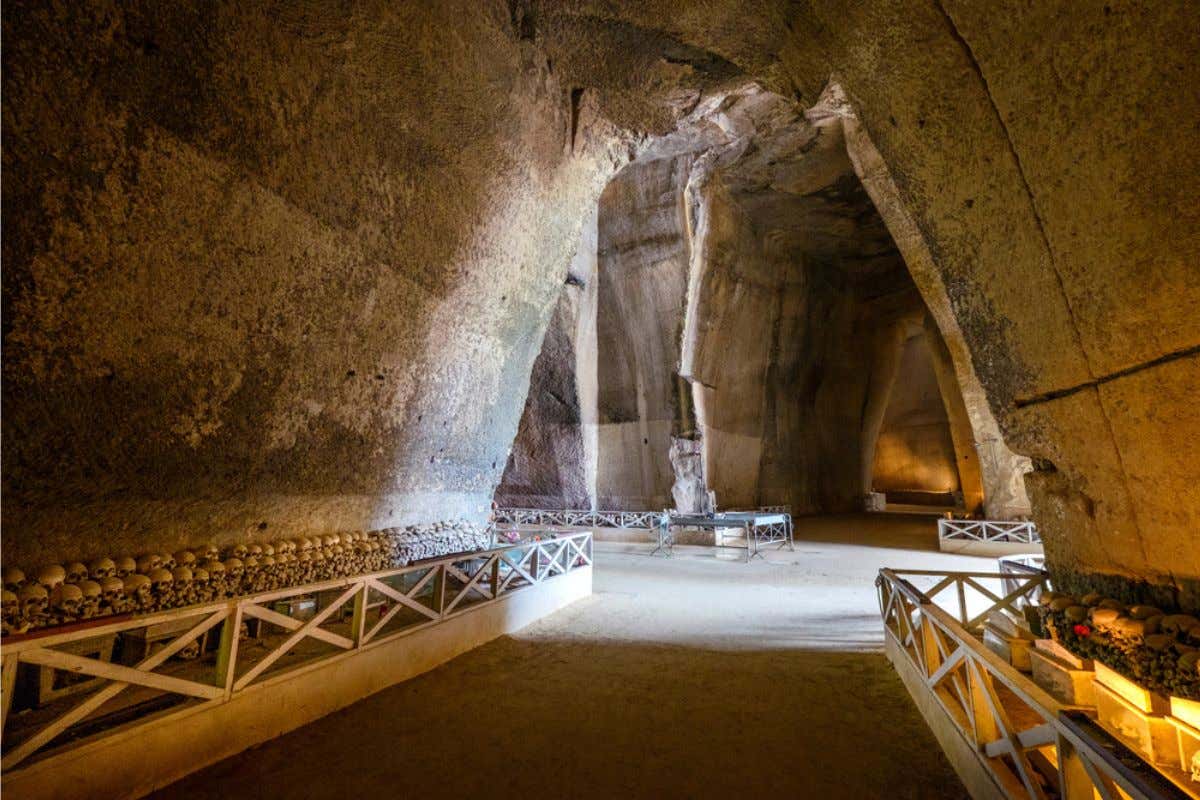 Il cimitero delle Fontanelle, a Napoli La cena di gala al cimitero delle Fontanella fa scattare la polemica