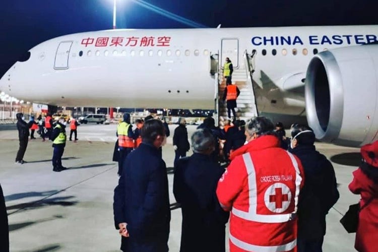 Il volo cinese atterrato a Fiumicino - Cina-Italia, è arrivato l'aereo di aiuti con medici, mascherine, ventilatori