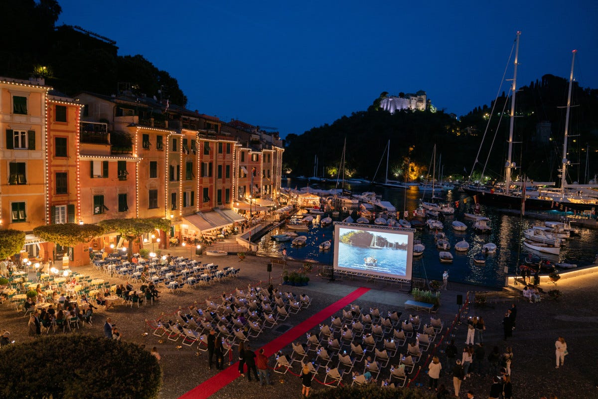 Cinema in blu porta il cinema nella piazzetta di Portofino 