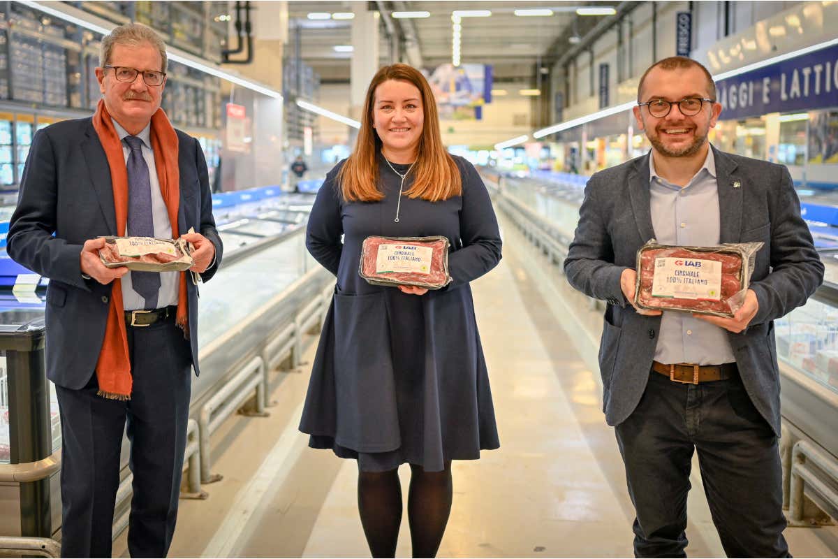 Da sinistra Maurizio Zipponi, Tanya Kopps e Fabio Rolfi&nbsp; Sugli scaffali di Metro Italia un cinghiale locale e sostenibile