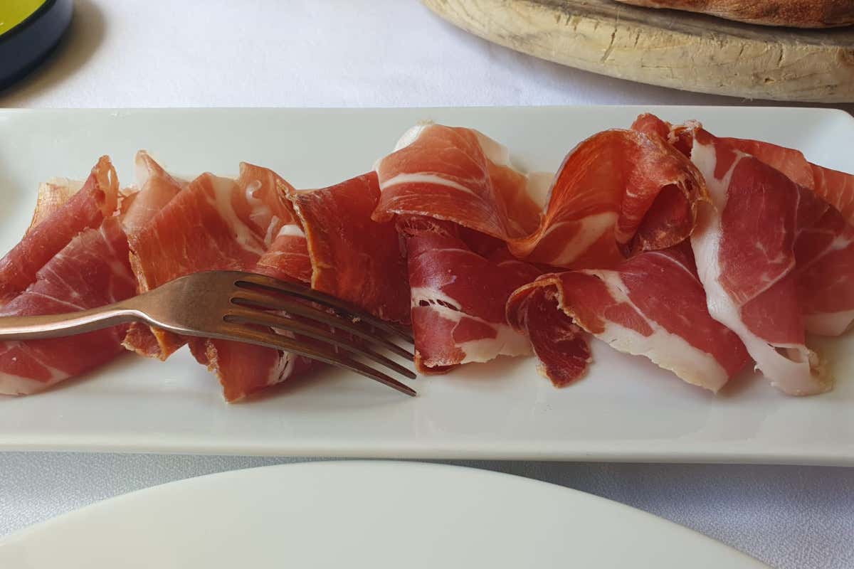 A Cingoli sul lago: dove sole, montagna e cucina al tartufo raccontano un gesto d'amore