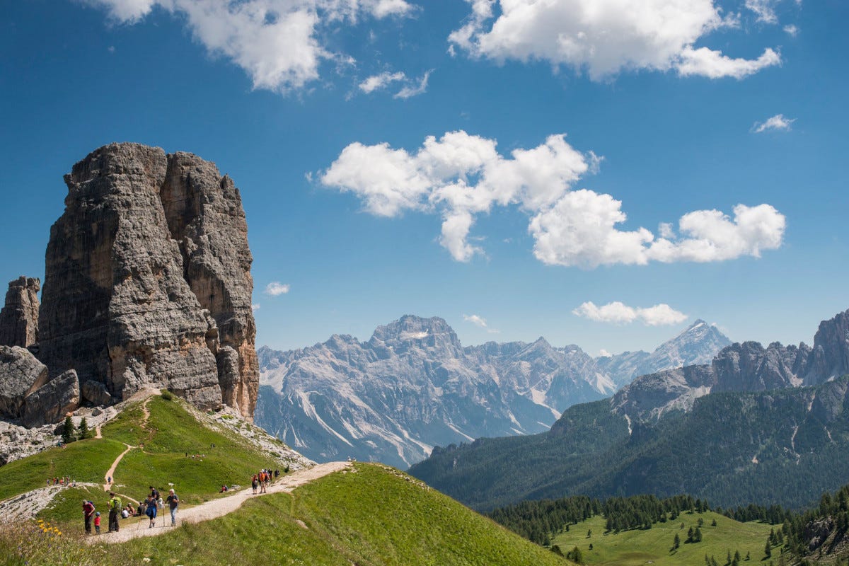 Le 5 Torri sulle Dolomiti Cortina d'Ampezzo inaugura un'estate di bici montagna e cultura
