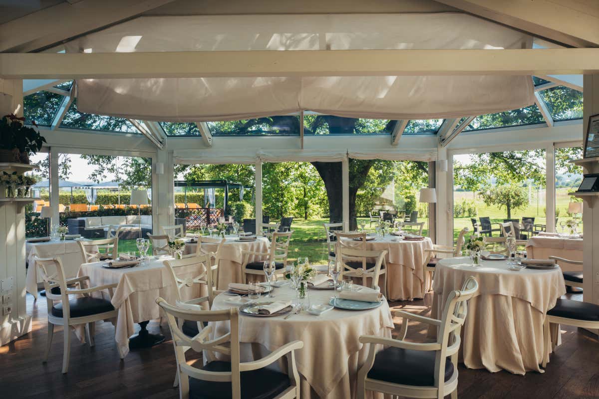La sala del Cinque Cucchiai Villa Abbondanzi relax e gusto in pieno stile romagnolo