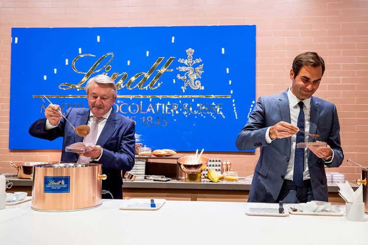 Ernst Tanner e Roger Federer - Una fontana di cioccolato di 9 metri nella nuova casa della Lindt Ernst Tanner e Roger Federer - Una fontana di cioccolato di 9 metri nella nuova casa della Lindt
