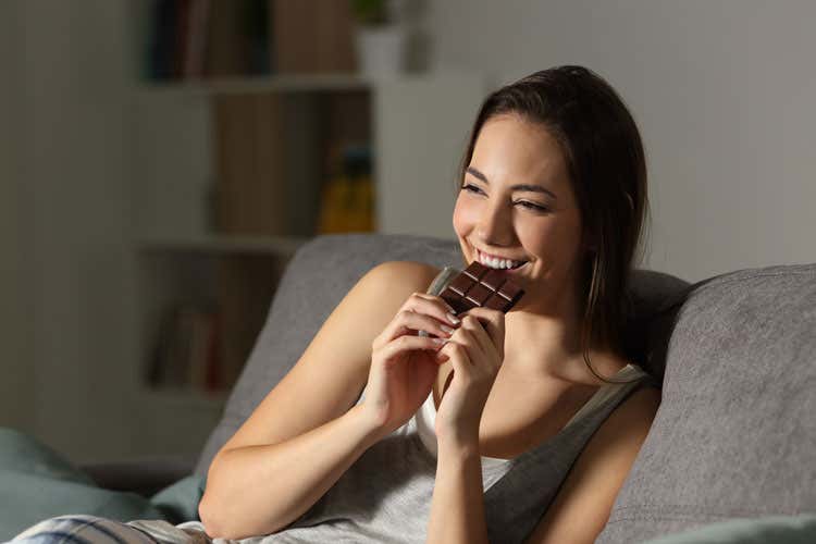 (Il cioccolato è prezioso per la salute E se è fondente non compromette la linea) (Il cioccolato è prezioso per la salute E se è fondente non compromette la linea)