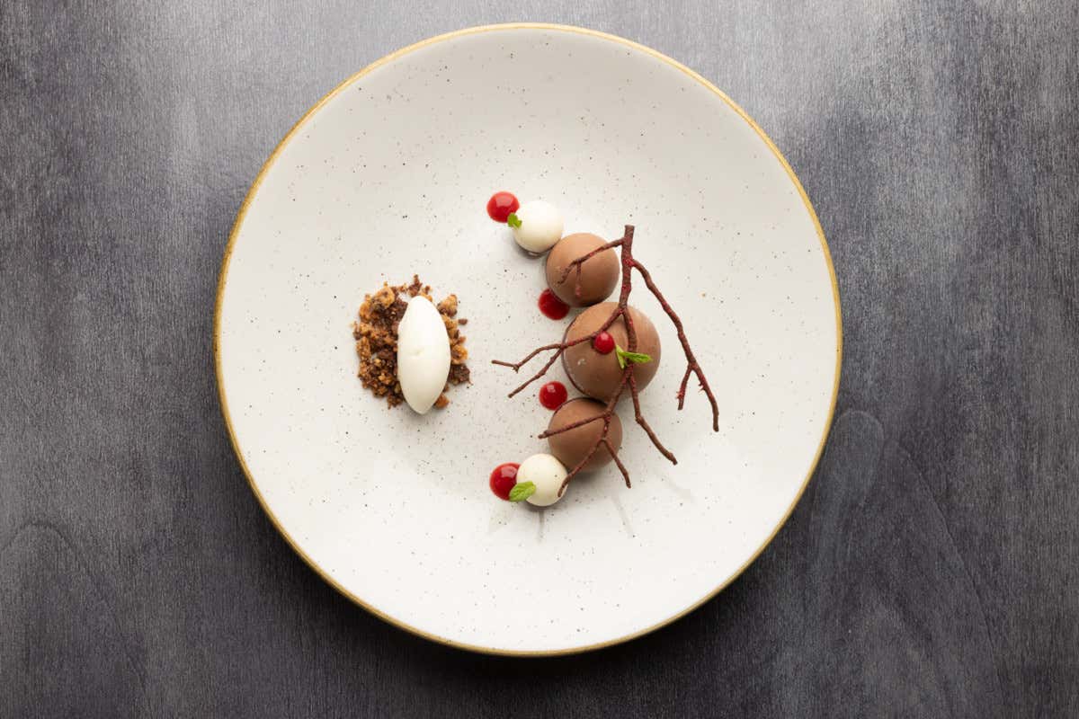 Il dessert da ristorazione con fondente, cardamomo e cassis di Federico Marrone