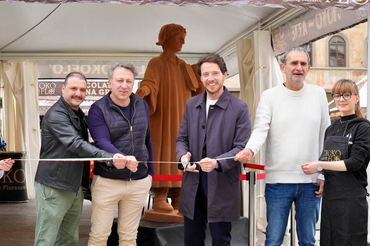 Una statua di Dante di 300 kg di cioccolato è l’opera simbolo di CiokoFlò Una statua di Dante di 300 kg di cioccolato è l’opera simbolo di CiokoFlò