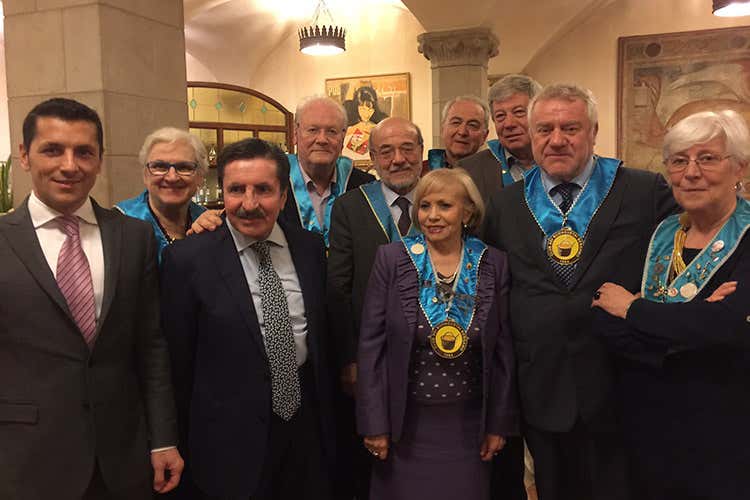 I titolari del Colleoni-Dell'Angelo con il direttivo del club (La cipolla, in tavola dall'antichità Una serata ad hoc al ristorante Colleoni) I titolari del Colleoni-Dell'Angelo con il direttivo del club (La cipolla, in tavola dall'antichità Una serata ad hoc al ristorante Colleoni)