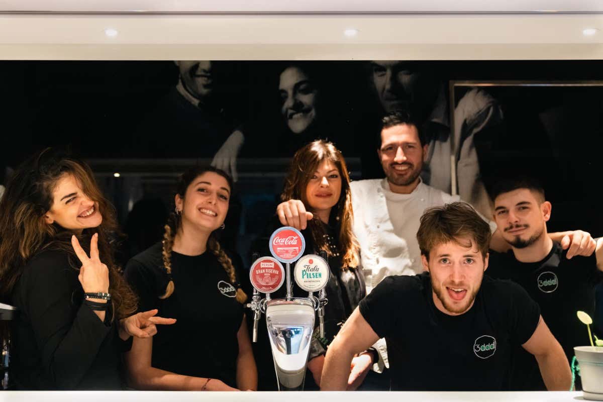 Il maestro pizzaiolo Agostino Figliola e tutto lo staff della pizzeria 3dddì