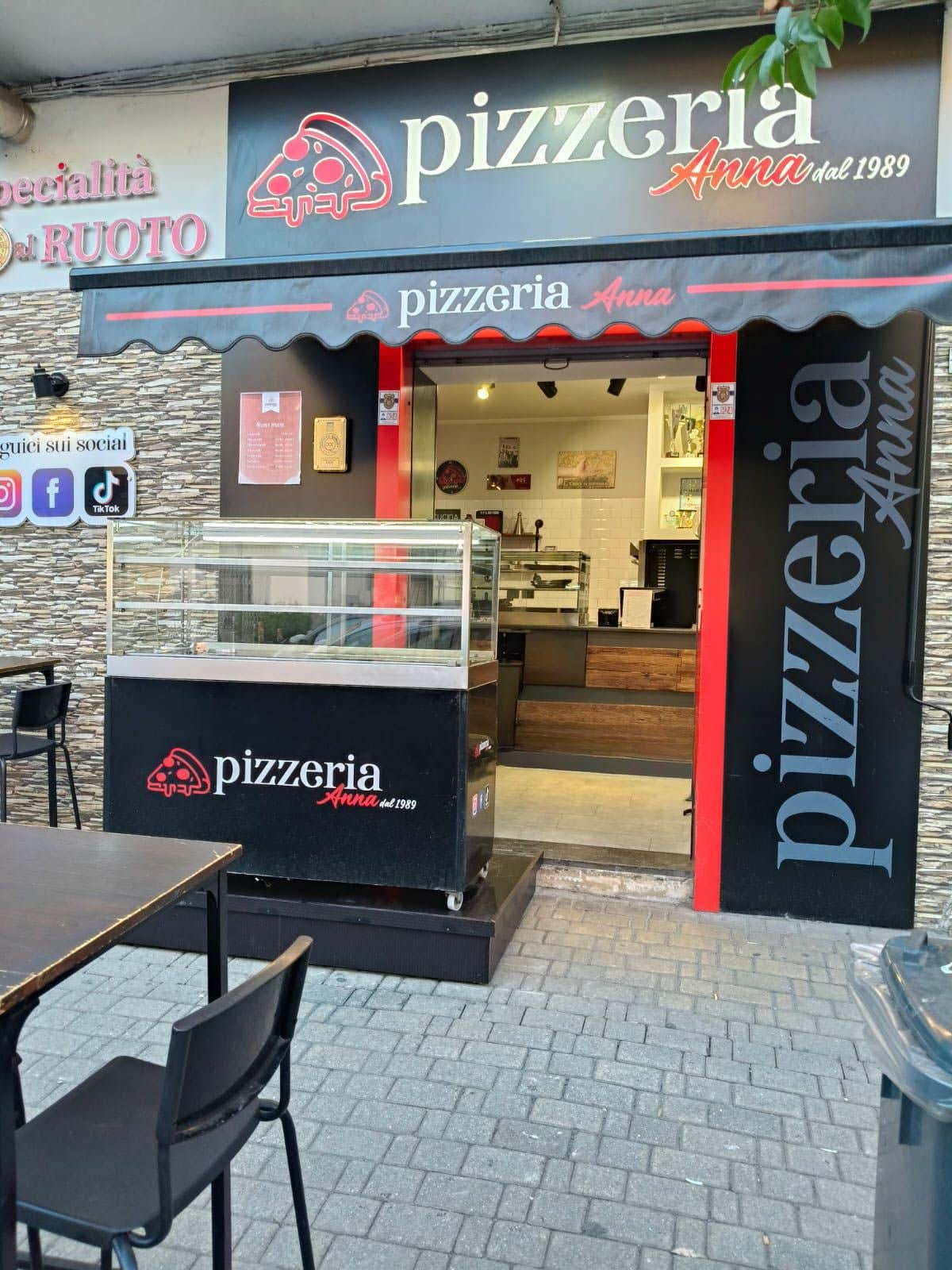 L'ingresso della Pizzeria Anna dal 1989