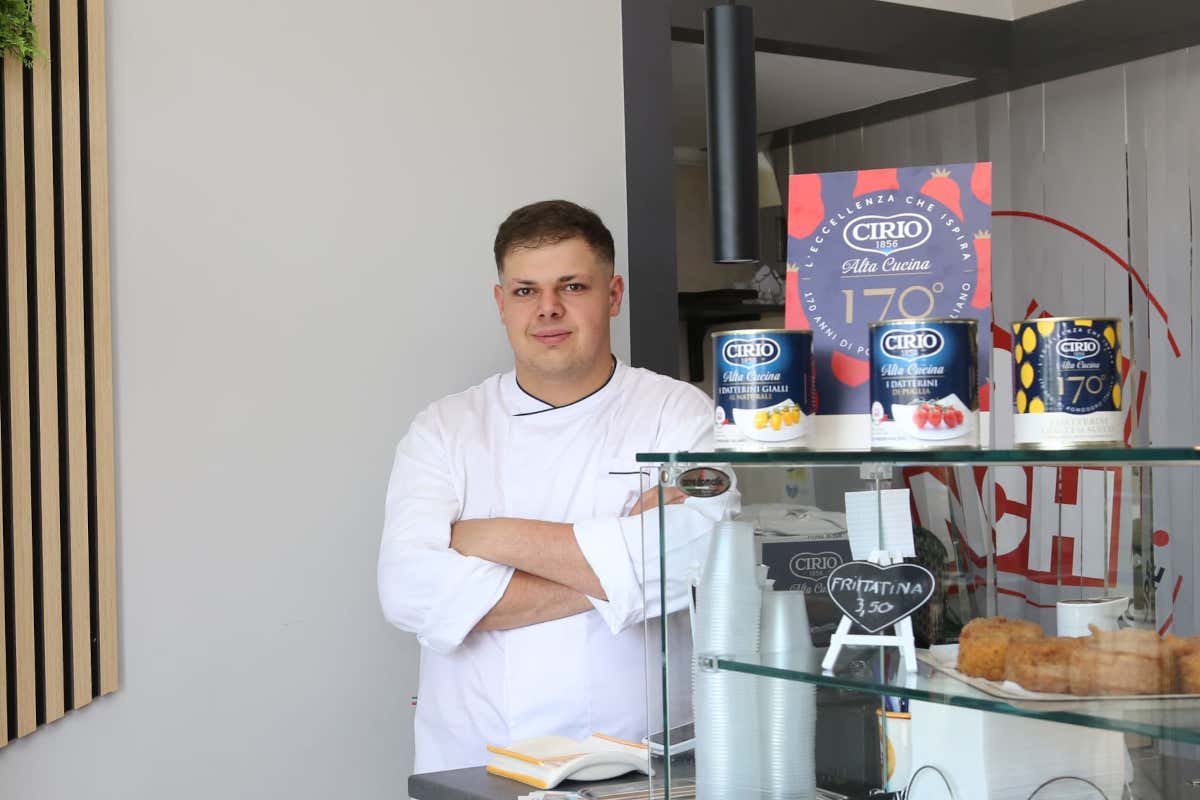 Michele Stasio nella sua pizzeria È Crunch