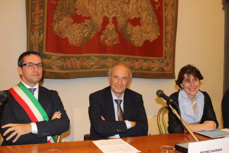 Da sinistra al tavolo in Campidoglio: il sindaco di Valdobbiadene, Bernardino Zambon, il presidente citt&agrave; del vino, Pietro Iadanza, e Marta Leonori, neo assessore del Comune di Roma