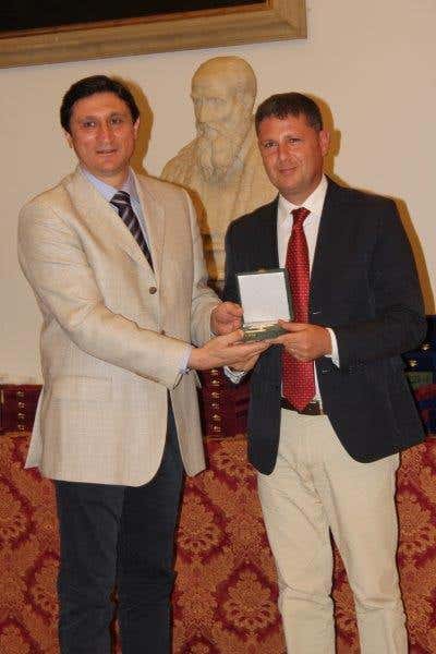 Andrea Squarcia (ministero delle Politiche agricole) premia Baldo Palermo di Donnafugata (Marsala) per il Ben rye