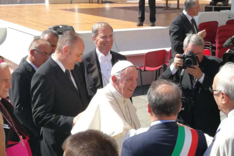 (Città del Vino da Papa Francesco In dono una magnum di Abbraccio) (Città del Vino da Papa Francesco In dono una magnum di Abbraccio)