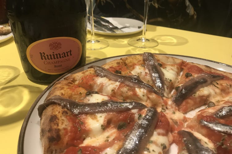 Pizza Napoli con acciughe e Champagne Ruinart (La pizza si tinge d'avanguardia Il 26 e il 27 ottobre a Milano)