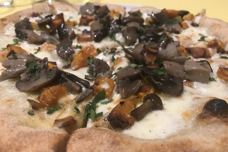 L'Autunnale con funghi e zucca (La pizza si tinge d'avanguardia Il 26 e il 27 ottobre a Milano)