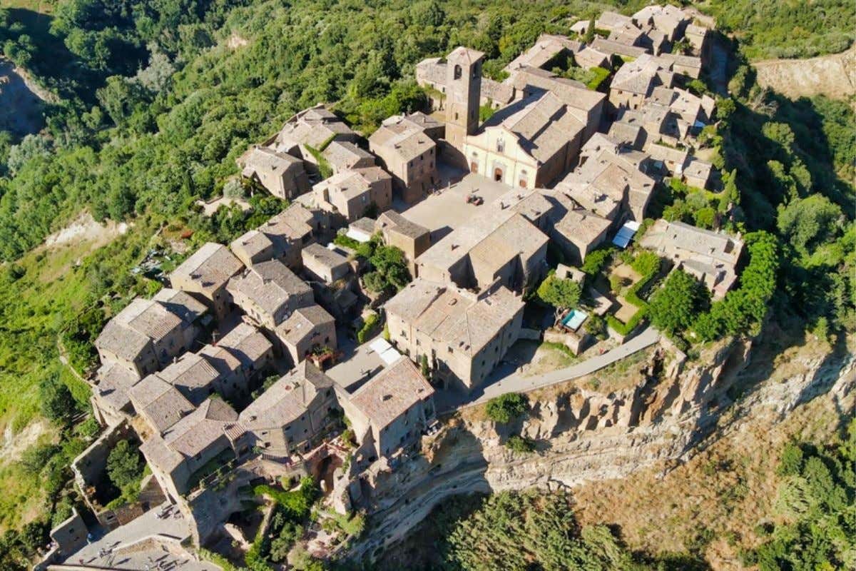 Civita di Bagnoregio, riecco tanti turisti. «Torniamo ai livelli pre Covid»