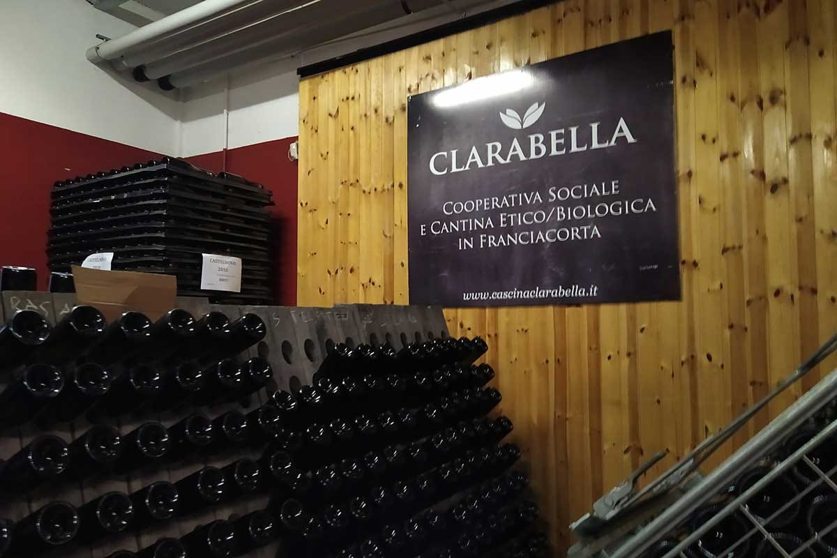 Cascina Clarabella, oltre al vino si valorizza il capitale umano Tra i borghi di Corte Franca: cultura cucina vino e natura del lago d'Iseo