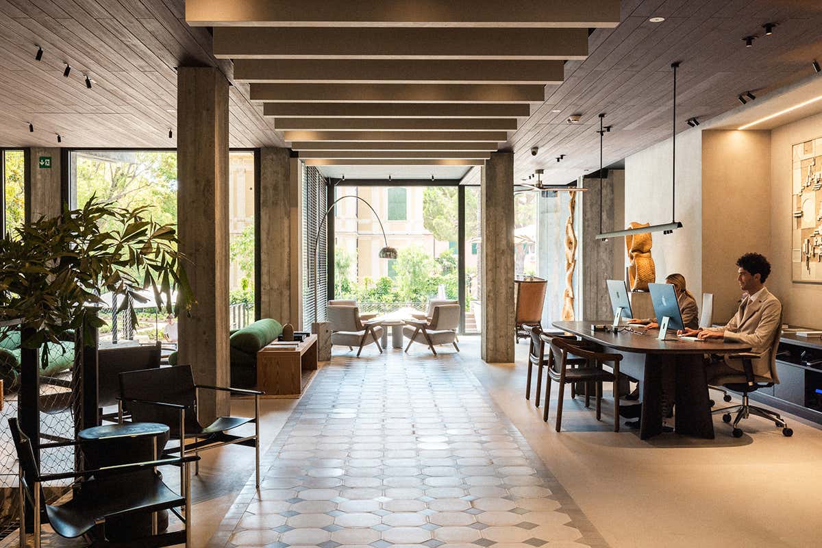 La lobby dal design contemporaneo dell'hotel Capitolo Riviera