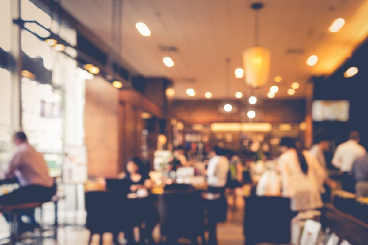 Mangia due volte al ristorante senza pagare. Cosa rischia la cliente insolvente?