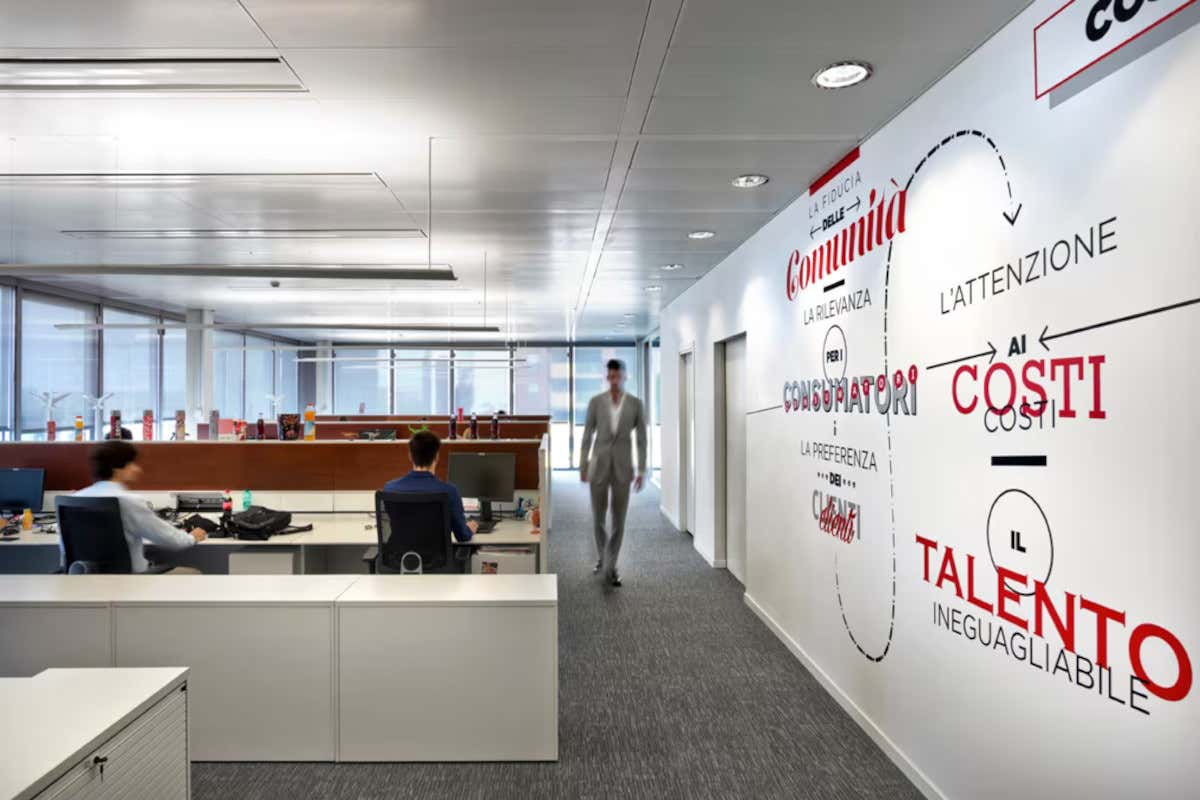 Coca-Cola brinda ai 138 anni dell'azienda con dei nuovi uffici a Milano