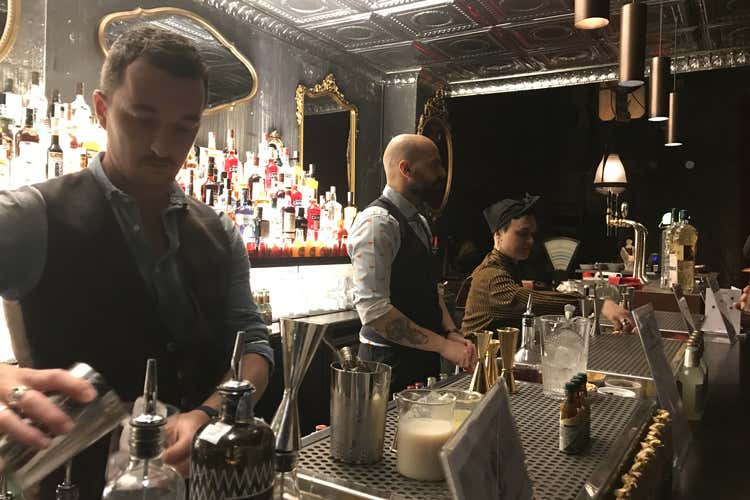 All'Officina si sono dati appuntament0 200 bartender (Milano invasa da 200 bartender per la Guida ai Cocktail bar 2020)