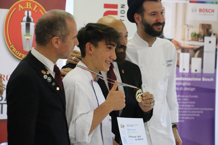 La cerimonia di premiazione di Denis Castronuovo (Cocktail competition e formazione Abi Professional coinvolge i giovani)